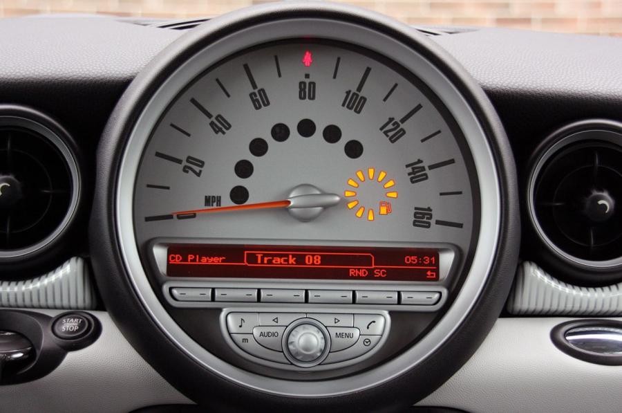  Mini Cooper 50 Camden Edition 2010 года  (фото 26 из 53)